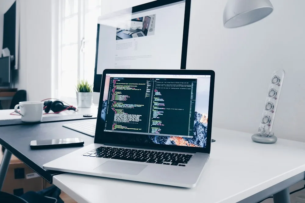 Computador con código durante una sesión de desarrollo