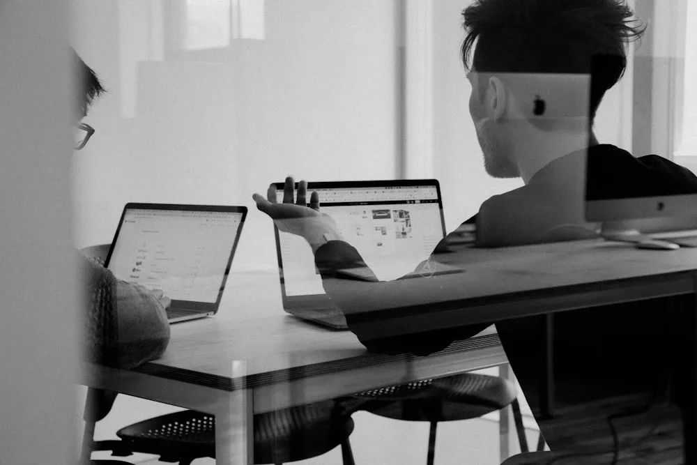 Equipo revisando un proyecto de desarrollo en una mesa